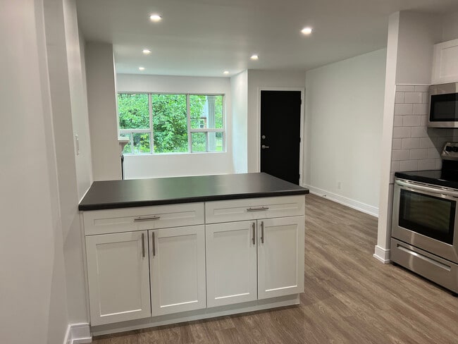 Building Photo - Newly renovated 2 bedroom 1 bath Unit