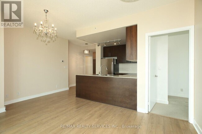 Photo du bâtiment - 3985-3985 Grand Park Dr