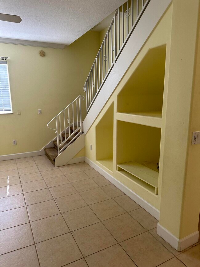 Foto del edificio - 8121 Rosalind Ave