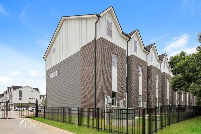 Building Photo - 5781 Sofias Cir