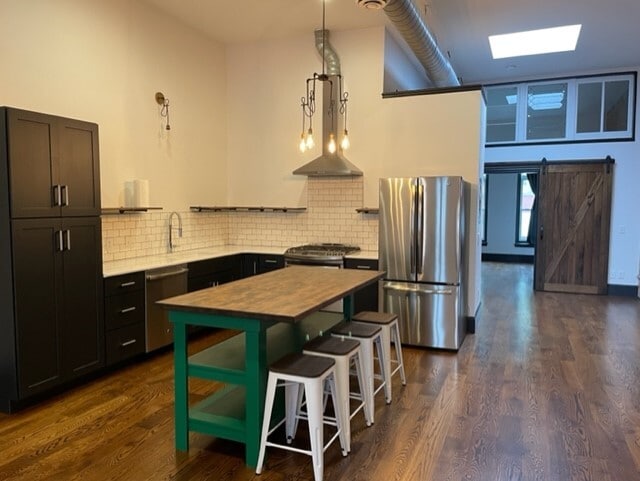 Kitchen - 307 N Riverfront Dr Apartments