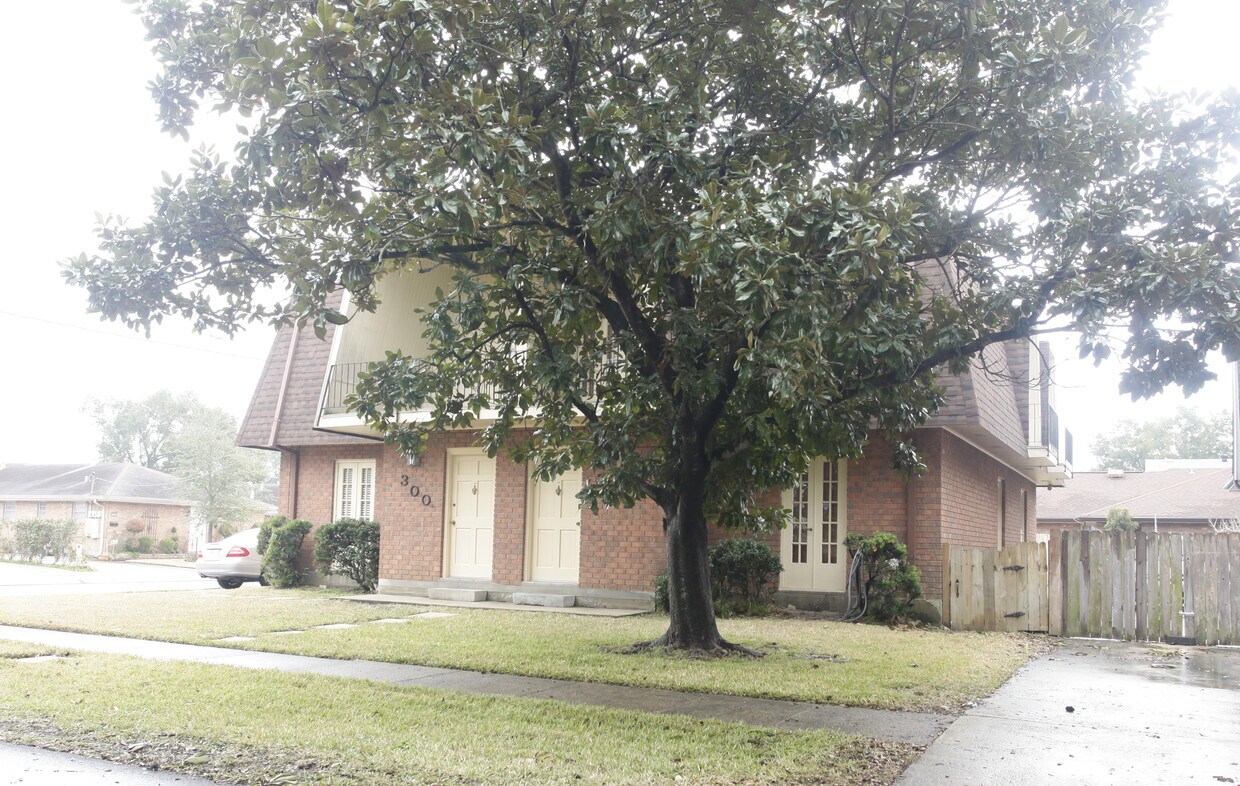 Building Photo - 300-302 Lilac St