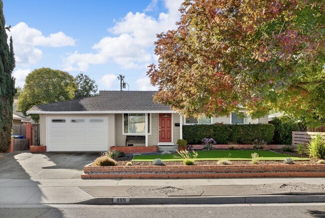 Photo - 899 Ebbetts Dr House