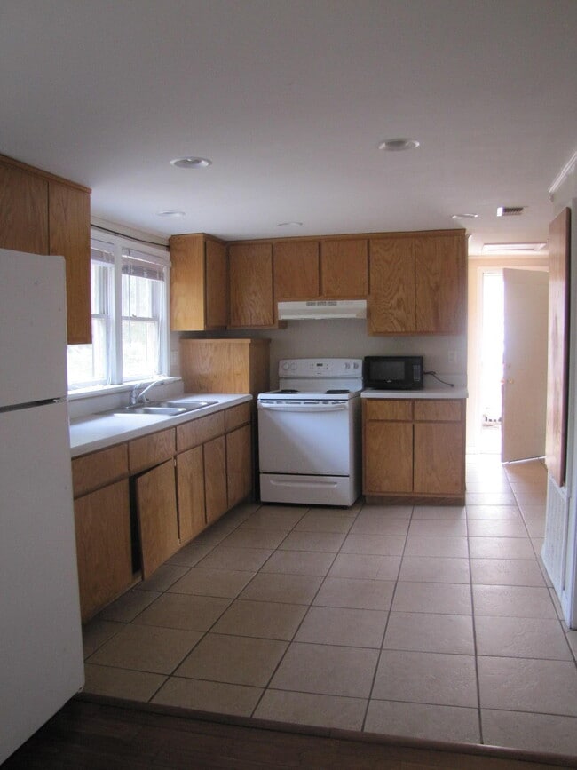 Building Photo - 451 E 3rd Ave