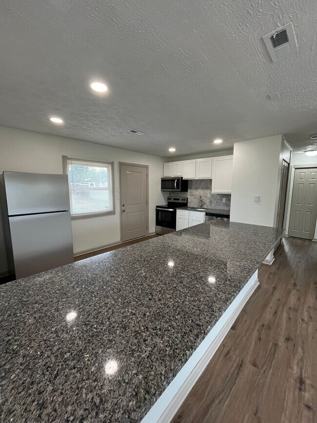 Foto del edificio - Beautifully Renovated 3-Bedroom Ranch with Open Floor Plan & 2-Car Garage