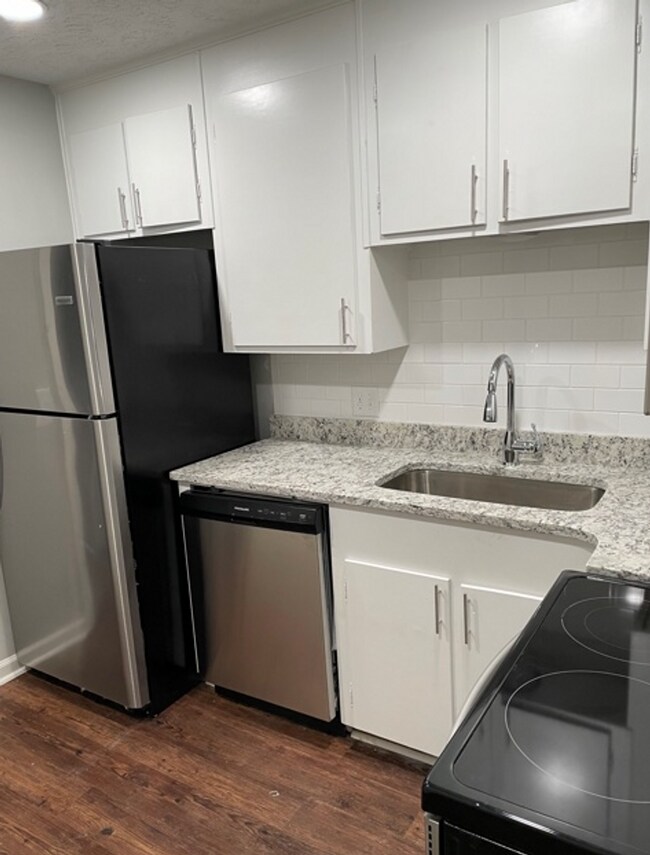 Building Photo - Newly Remodeled 2bed/1bath off of Hampton ...