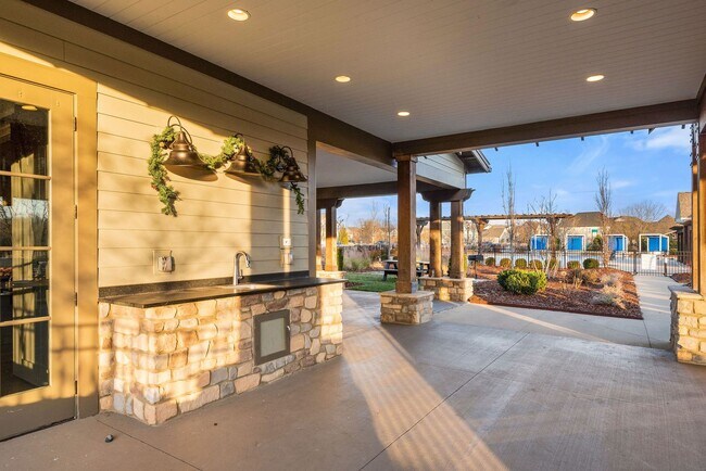 Building Photo - Well-kept ONE LEVEL home in the highly des...