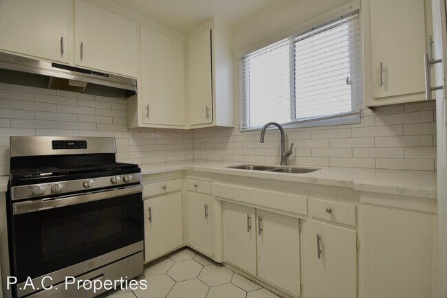 Building Photo - 2 br, 2 bath Apartment - 5852 Hazeltine Av...