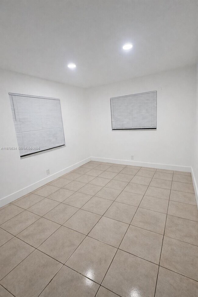 Foto del edificio - 221 NE 40th St