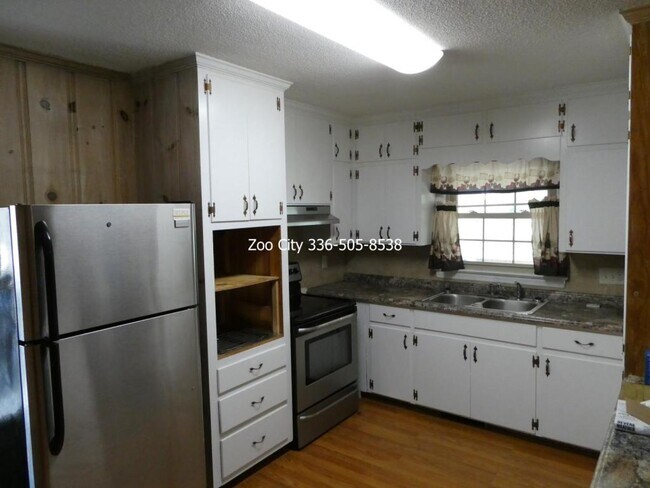 Building Photo - 903 Uwharrie St