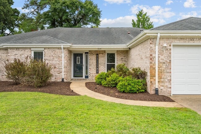 Building Photo - Stunning home in Pine Meadows Ready for Mo...
