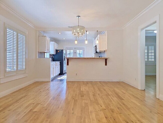 Building Photo - 3819 S Van Ness Ave