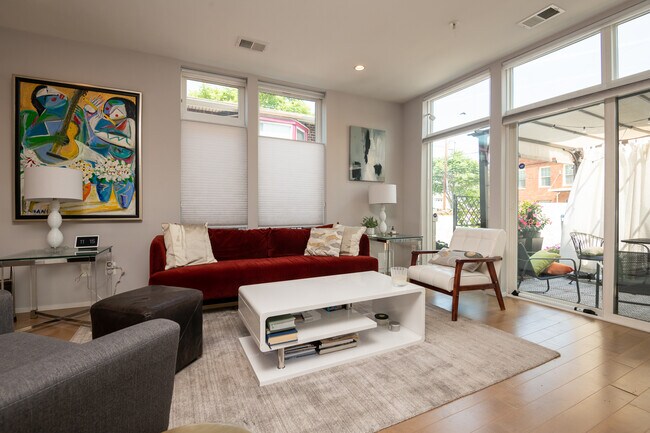 Foto del edificio - 129 Varnum St NW