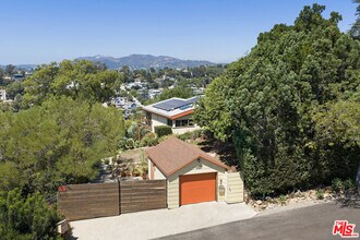 Building Photo - 2021 Park Dr