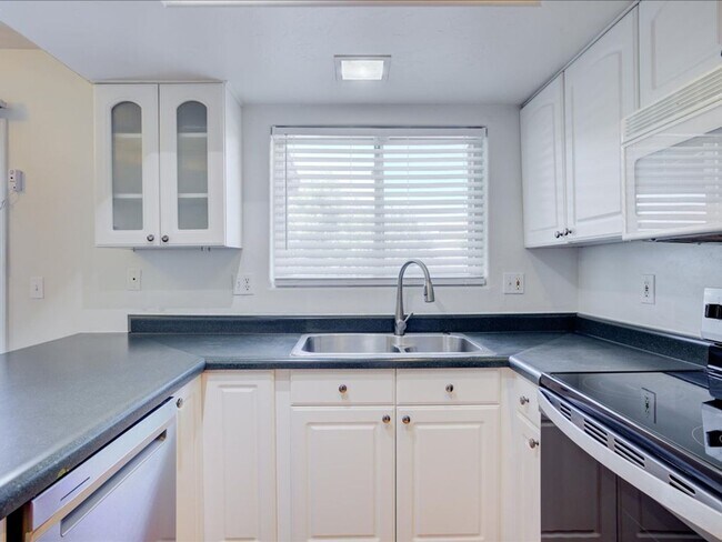 Building Photo - 4 Bedroom 2 Bathroom With a private pool!