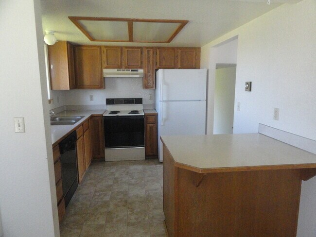 Building Photo - Spacious 3 Bedroom Tri-level Home In Lacey!!