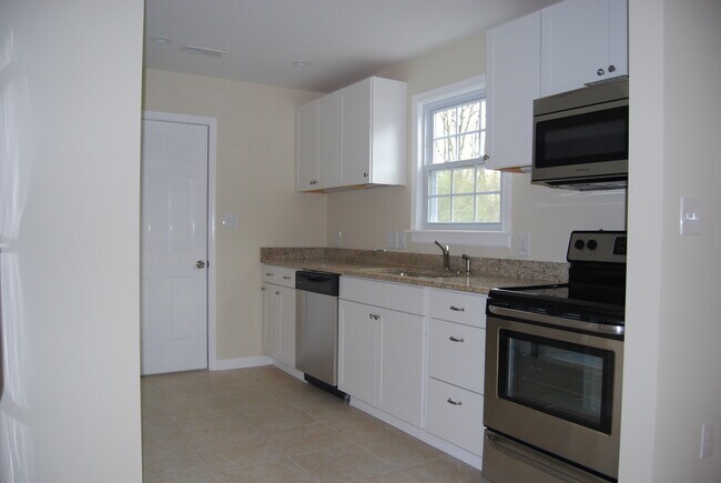 Foto del edificio - Cozy, Convenient, Charming Home Available ...