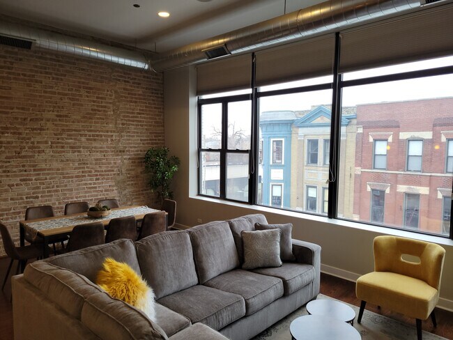 neighborhood view - 1521 N Milwaukee Ave