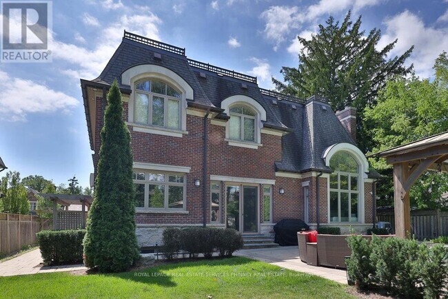 Building Photo - 1569 Glenhill Crescent