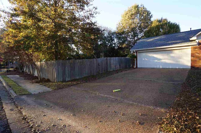 Building Photo - 400 Spring Hill Dr