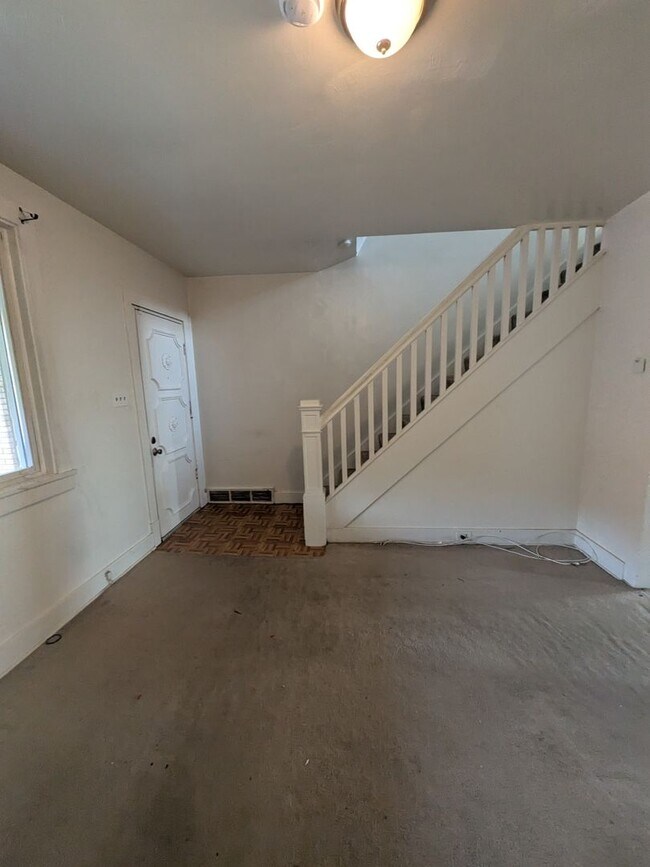 Foto del edificio - 2 bed 1 bath home with large living room a...