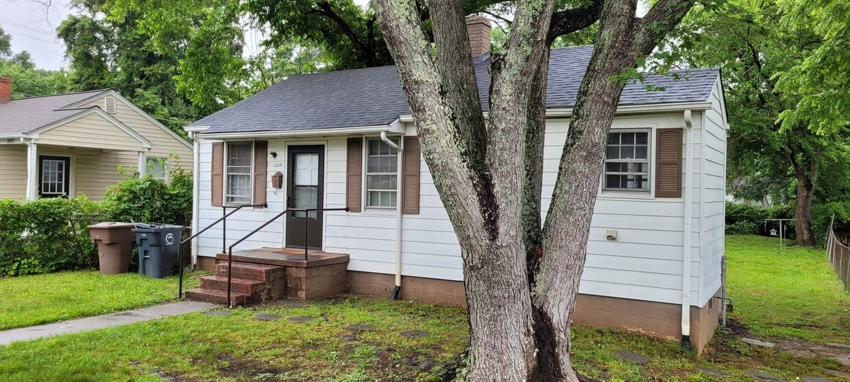 Primary Photo - 1228 Westside Dr