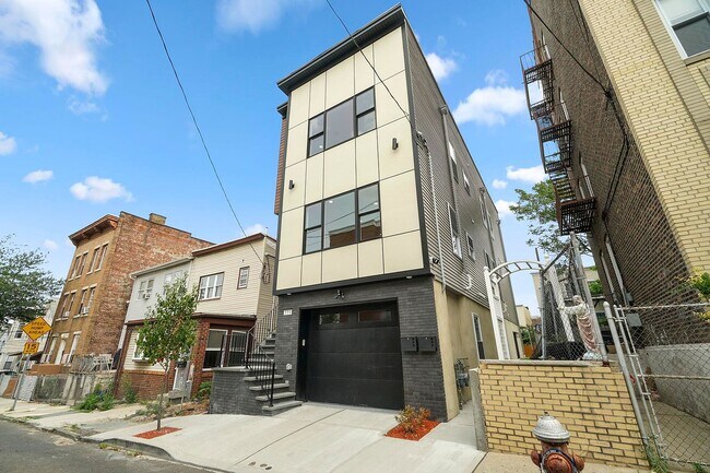 Foto del edificio - 124 Dekalb Ave