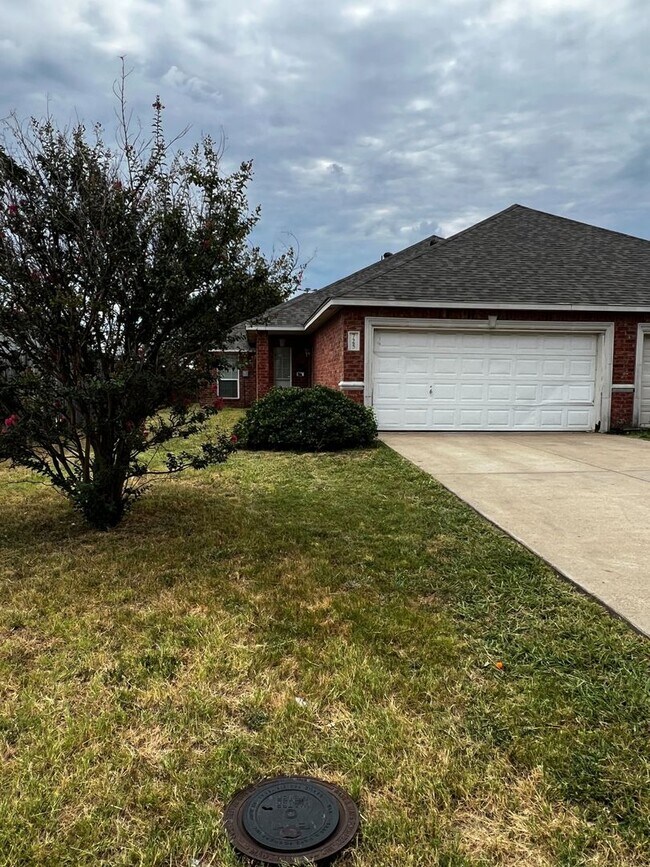 Building Photo - Awesome 4 bedroom ready NOW!