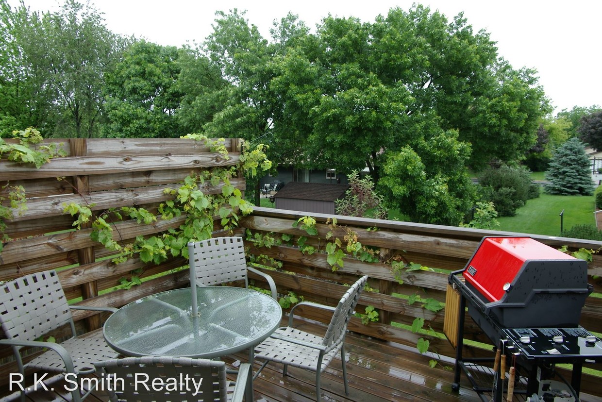 Building Photo - 3705 Park View Dr