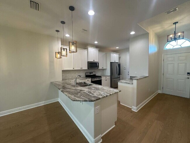 Foto del edificio - 3 bedroom, 2 bathroom in desirable Loren Cove