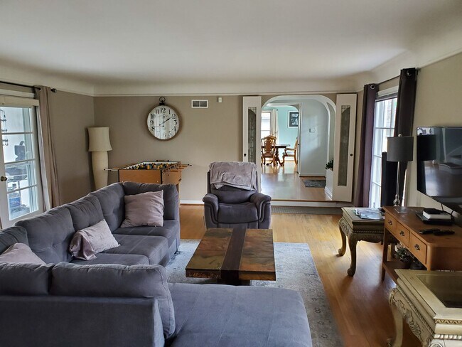 Building Photo - 3 Bed (plus bonus downstairs room) 2 full ...