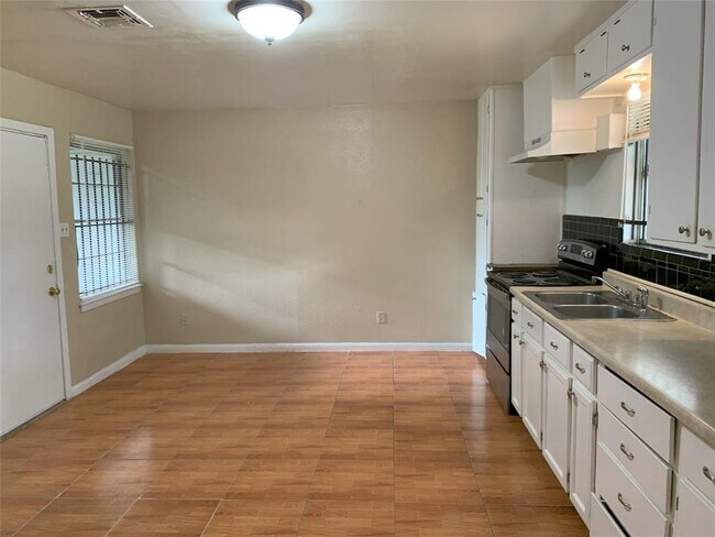 Building Photo - 3915 Brookfield Dr