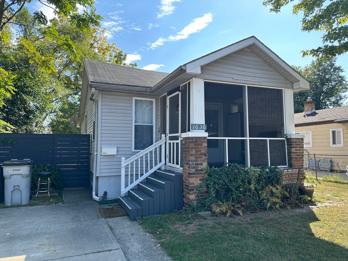 Primary Photo - 1636 E Jarvis Ave