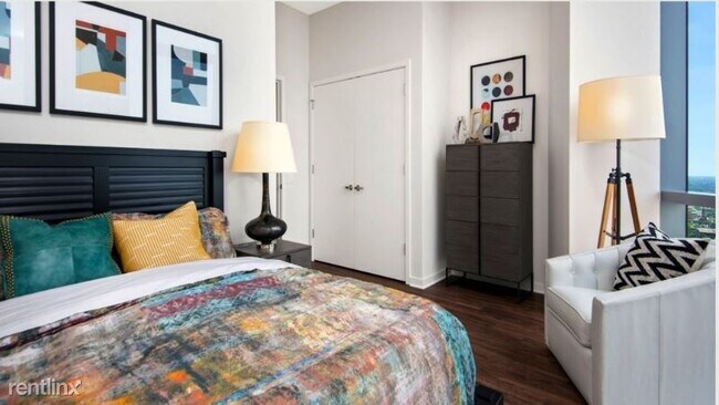 Building Photo - 3 br, 3 bath Apartment - 655 W Madison St