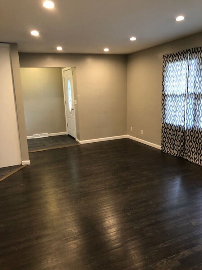 Building Photo - 3 br, 1.5 bath House - 4310 Greengarden Blvd