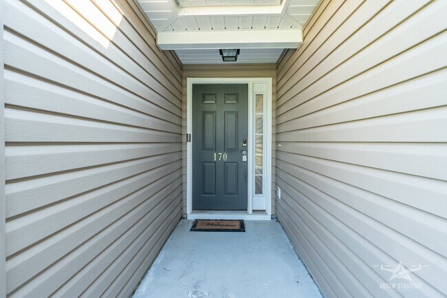 Building Photo - Split Floor Plan, Open and Bright