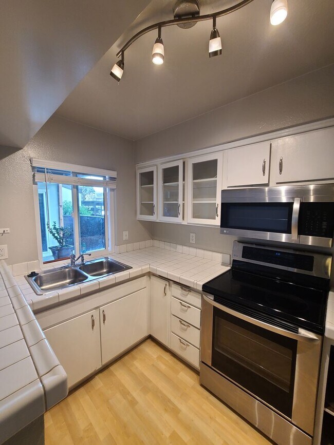 Foto del edificio - Spacious and Comfortable - Large 1Bd/1Ba - Lots of Natural Light - Private Patio w/ Sun Screens