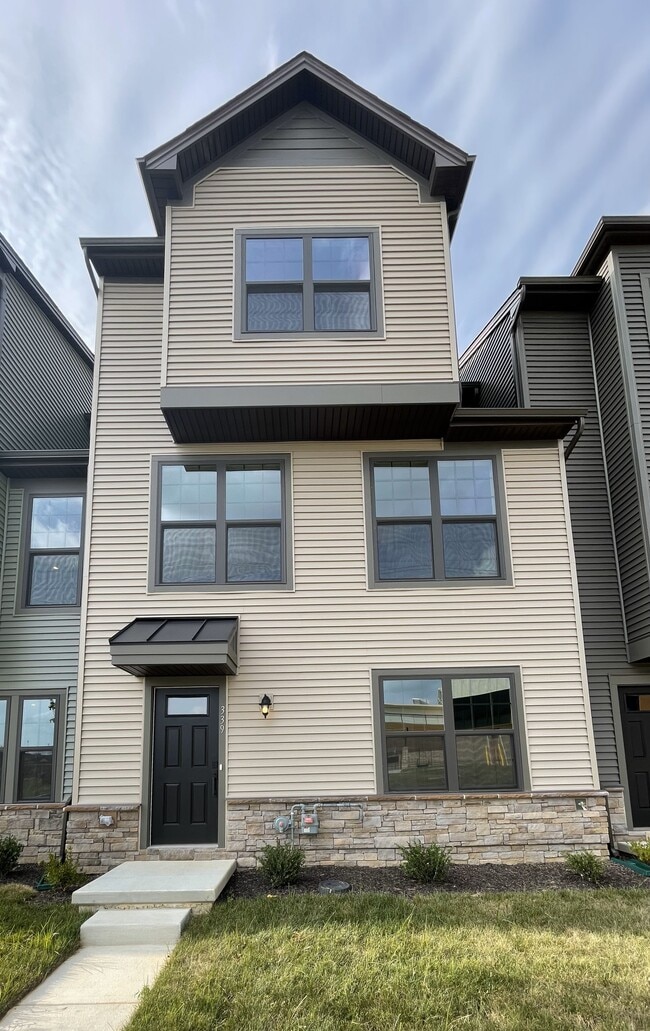 Building Photo - 339 E Cochran St