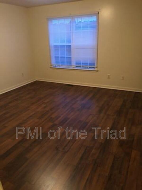 Foto del edificio - 313 Swing Dairy Rd