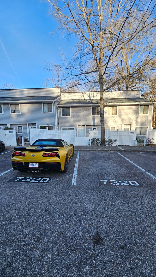 Building Photo - Room in Townhome on Sandy Creek Dr