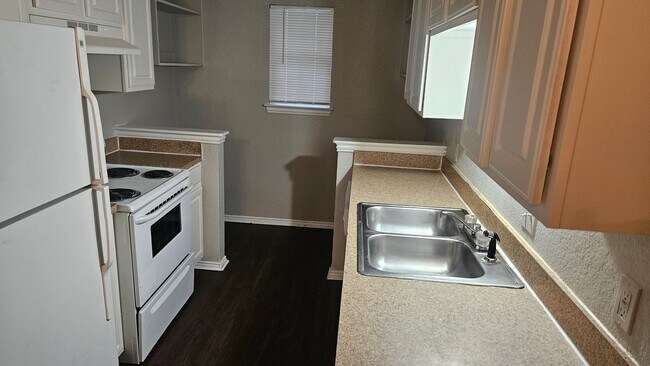 Building Photo - 933 Baker