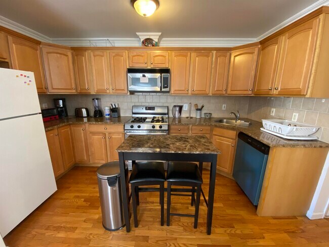 Building Photo - 75 Thorne St