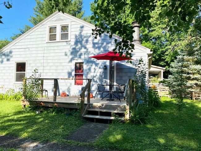 Building Photo - 608 S Webber St