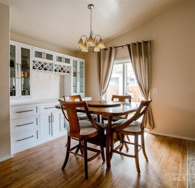 Foto del edificio - Beautiful 3 bed 2 bath home in the perfect Boise area just off Five Mile Rd and Lake Hazel Rd