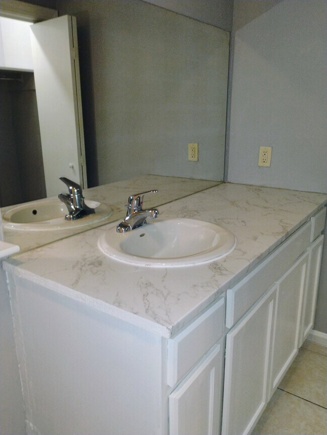 Building Photo - 1612 Cedar Lake Dr