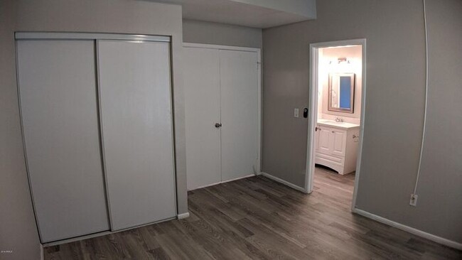 Building Photo - Glendale Condo with Pool!
