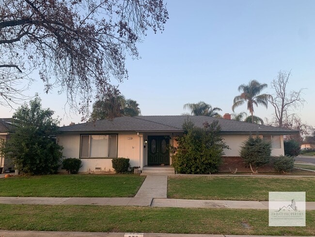 Foto del edificio - Must See! Lovely 3 Bedroom 2 Bath Home with Pool