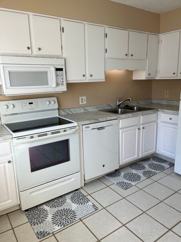 Primary Photo - 1208 Pinegrove Dr