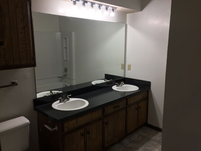 Foto del edificio - Spacious two bedroom two bath!