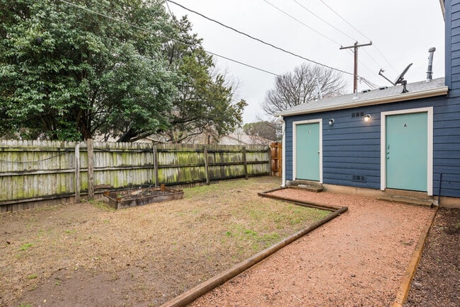 Building Photo - Updated South Austin 4-Plex Unit